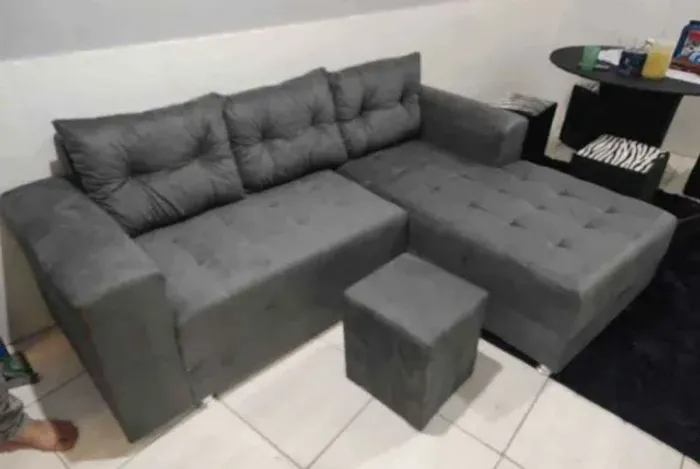 Sofá Cheyse 3 lugares mais puff de brinde entrega grátis