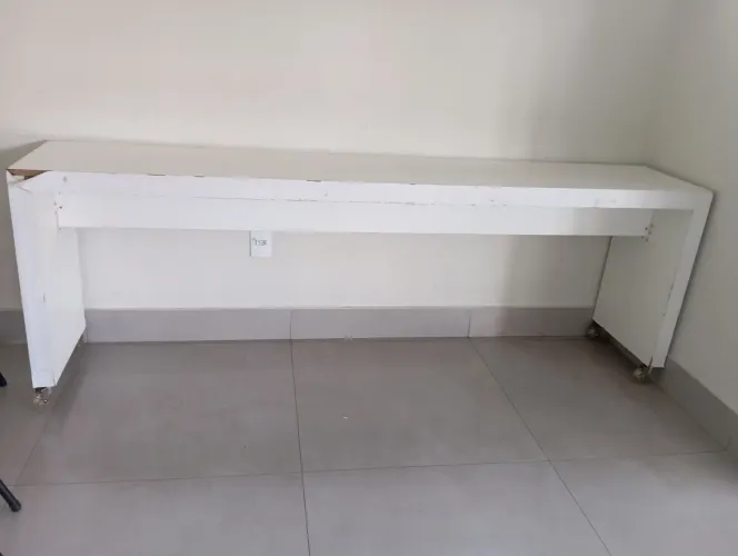 Mesa branca com rodinhas