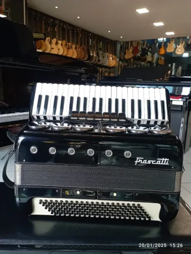 Acordeon Frascatti 120 Baixos usado Mixer Instrumentos Musicais