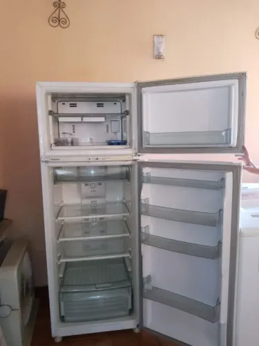 Vende-se geladeira. 