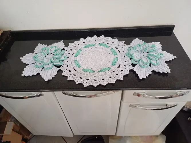 Centro de mesa/caminho de mesa de crochê artesanal