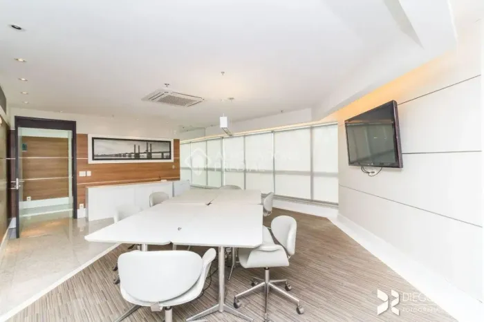 SALA COMERCIAL NO CRISTAL TOWER COM PISO EM PORCELANATO E FORRO EM GESSO, ANDAR ALTO