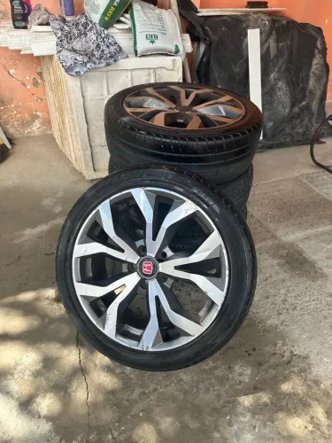 Rodas aro 18 com Pneus 