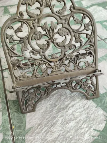 Suporte de livro antigo em metal