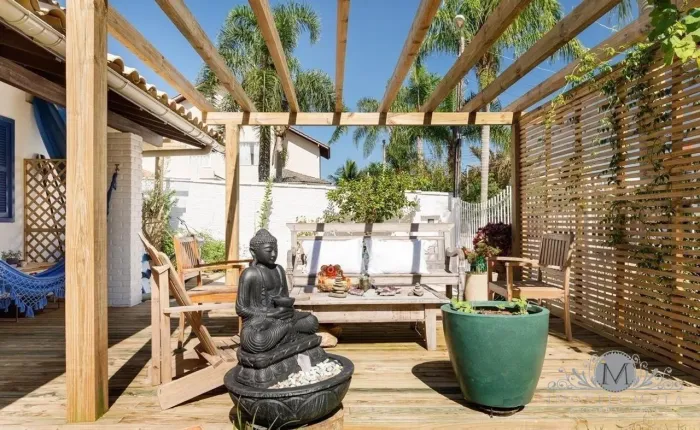 Praia da Daniela - Belíssima Pousada localizada a 04 quadras do mar.