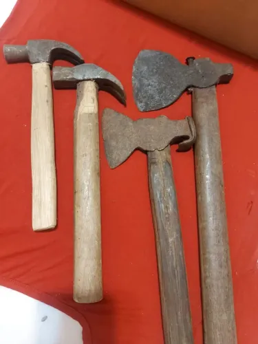 Lote de martelos e machadinha antigos