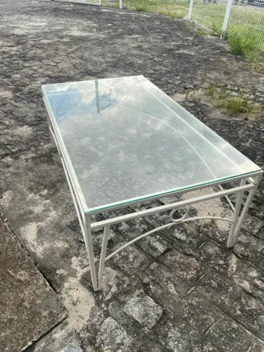 Mesa de centro com tampo de vidro