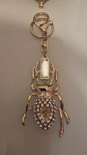 Besouro de pedrinhas Chaveiro belíssimo 