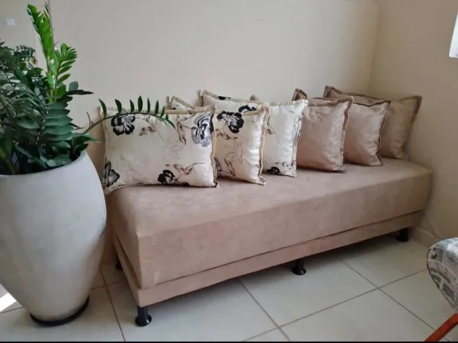 Sofá Cama Casal ou bicamaElegante com Almofadas Decorativas