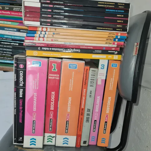 Livros Didáticos Ensino Fundamental e médio.
