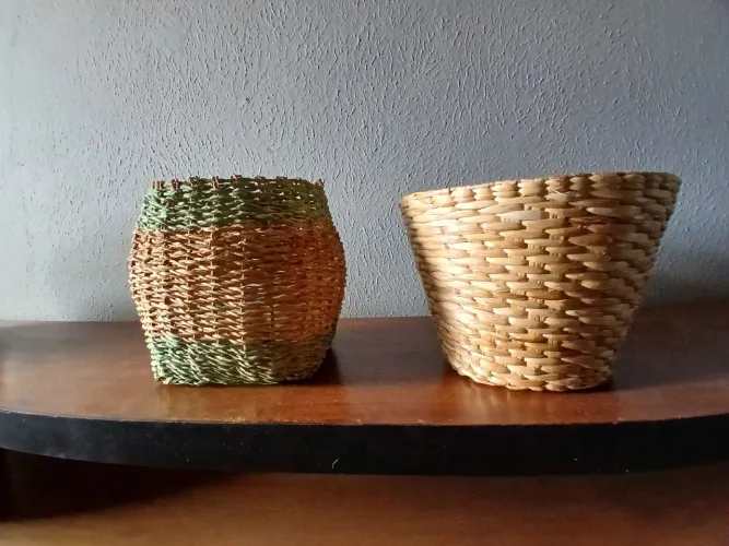 Par de Cestas Decorativas de Palha