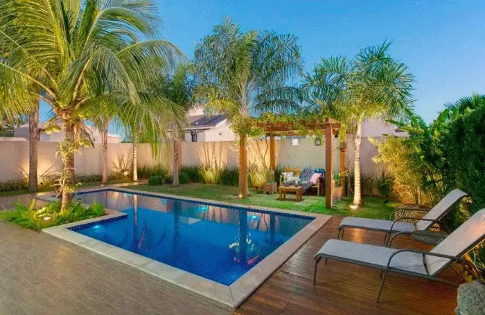 Paisagismo e decoração para área de lazer com piscina