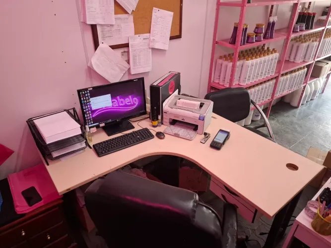 Mesa escritório de canto muito espaçosa