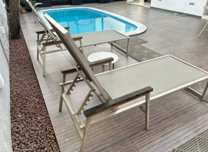 Espreguiçadeiras em alumínio beje com mesinha