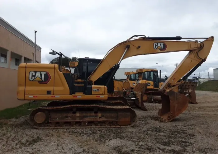 Escavadeira Caterpillar 320GC ano 2021 com 5.940 horas, no PR