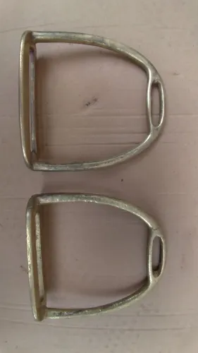 Estribo montaria metal antigo 