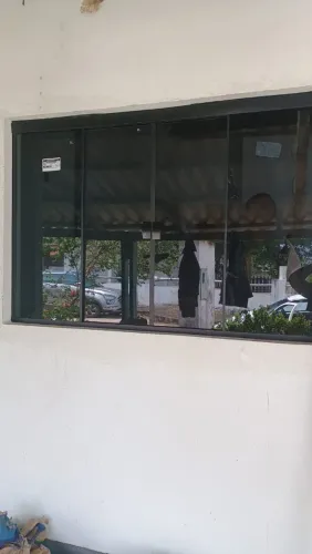 Janela de Vidro com Estrutura de Alumínio