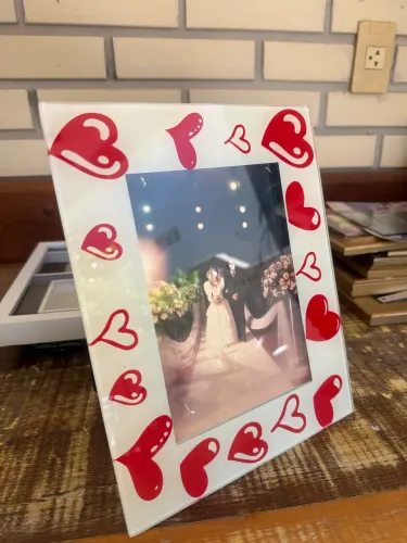 Porta-Retrato em vidro decorado com corações 