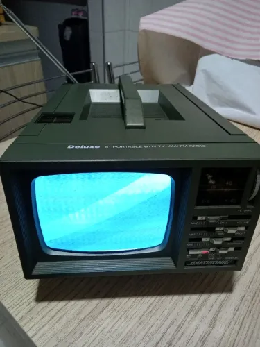 TV Portátil Bakosonic Deluxe 5" B/W AM/FM Radio