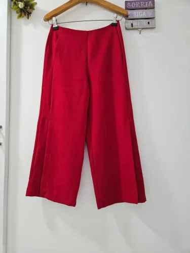 Calça vermelha estilo pantacourt