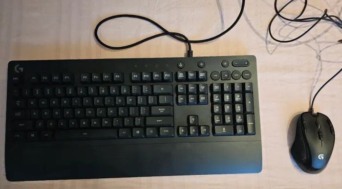 Teclado e mouse gamer Logitech