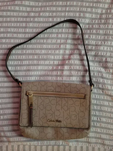 bolsa monogram de ombro baguette calvin klein