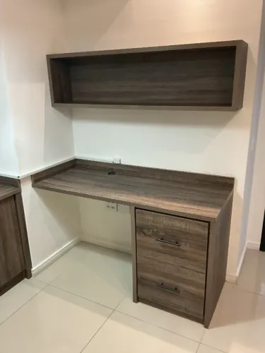 Mesa de Escritório com Gaveteiro - Funcional, Moderna e Compacta