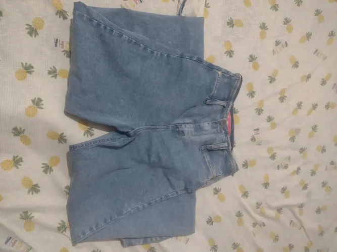 Calça jeans feminina nova nunca foi usada 