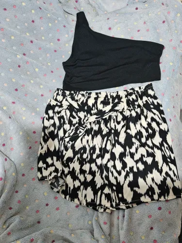 top com Um Ombro e Shorts de verao Cinto com Estampa Completa 