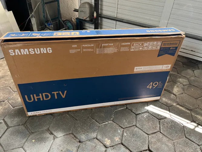 Caixa de TV de 49 polegadas.