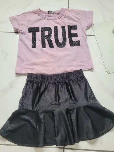 Conjunto de saia e camiseta.