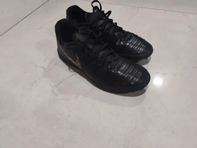 Chuteira Nike society 