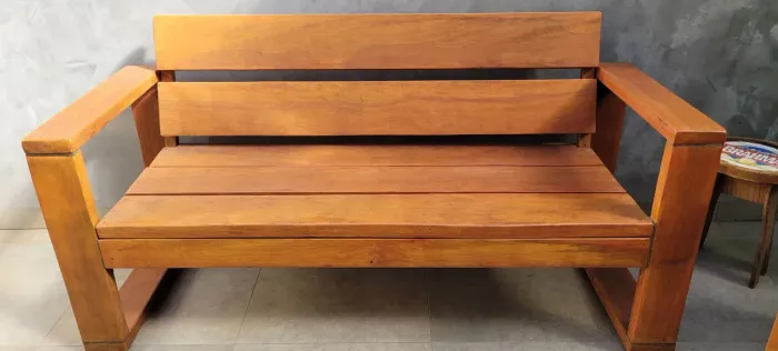 Banco de madeira maciça para área externa