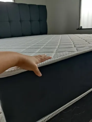 COLCHÃO CASAL MOLAS ENSACADAS E TECIDO EM MALHA FRIA EM PROMOÇÃO