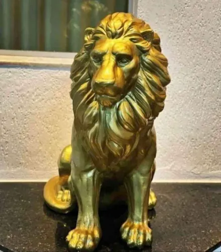 Estátua de Leão Dourada