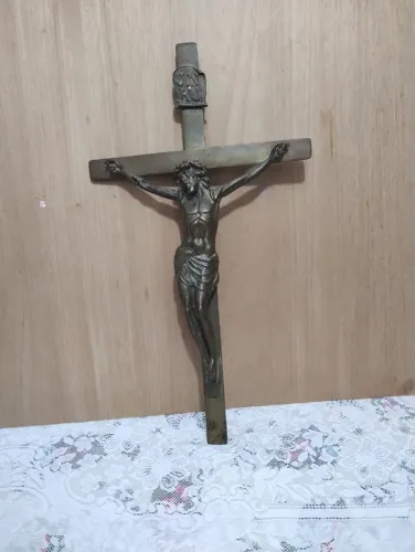 Crucifixo de Metal para Decoração