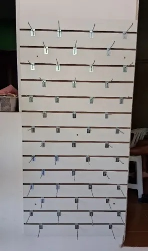 Painel seminovo para produtos variados em ótimo estado, acompanha 47 ganchos.