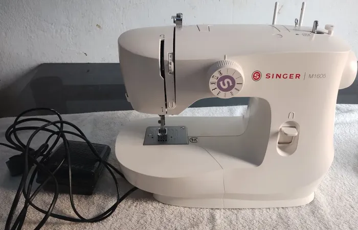 Máquina de costura Singer M1605
