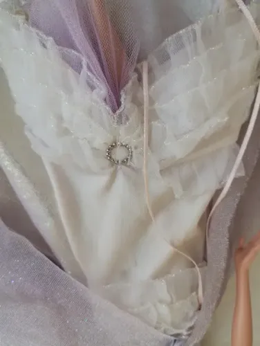 Barbie Annika - vestido + coroa 