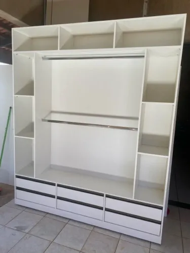 Closet com 2 cabideiros e 6 gavetas no mdf branco