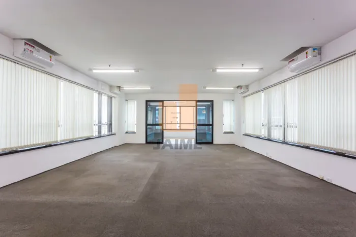 Conunto comercial com 87 m2 em ótima localização na região centro.
