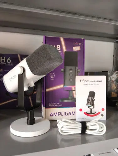 Microfone Dinâmico Fifine AmpliGame AM8 na cor branca