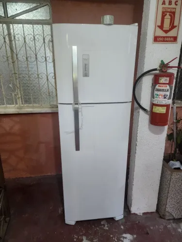 GELADEIRA ELETROLUX SEMI NOVA SEM AVARIAS