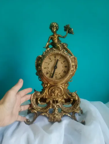 Antigo relógio de mesa / aparador em bronze estilo Luiz XV