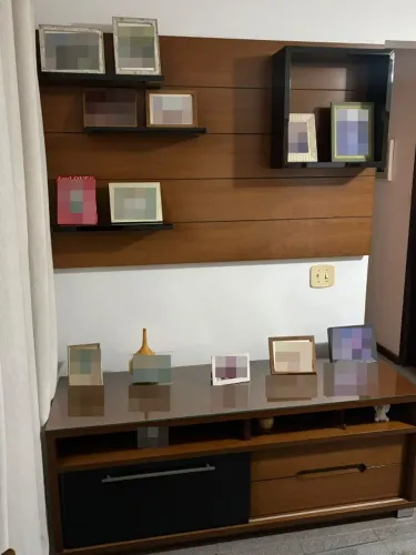 Rack com Tampo de Vidro e Painel de Madeira com Prateleiras - Excelente Estado