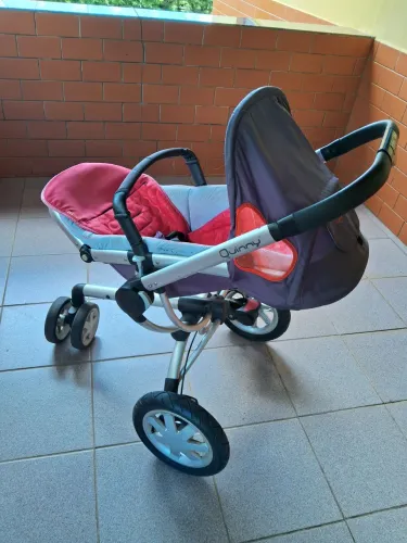 Carrinho de bebê marca Quinny
