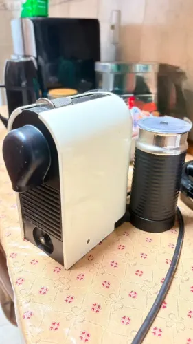 Máquina de Café Nespresso UMilk 110v Creme Puro com Aeroccino Integrado