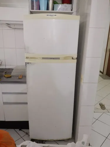 Máquina de lavar e geladeira