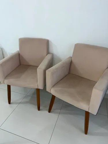 Par de Poltronas Estofadas Bege Claro com Pés em Madeira - Excelente Estado