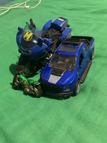 Miniaturas de Carros e Motos - Lote de Brinquedos